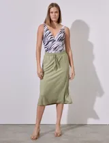 Falda midi color beige de modal, con pretina elastizada con cordón ajustable, corte recto y bolsillos cargo laterales.