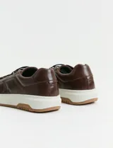 Championes urbanos Freeway modelo Soul 01, color marrón oscuro, confeccionados en cuero con suela de goma blanca y cordones al tono.