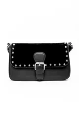 Bolso tipo cartera de mano color marrón, confeccionado en cuerina y gamuza, con solapa frontal decorada con tachas metálicas plateadas y una tira con hebilla central. Cuenta con un asa corta para llevar al hombro.