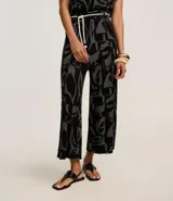 Pantalón recto acanalado confeccionado en viscosa con estampa abstracta, trabillas en la cintura y cinturón de cuerda.