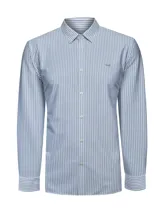 Camisa de manga larga para hombre, con cuello camisero y rayas verticales finas en tonos azul claro y blanco. Presenta un pequeño logo bordado en el pecho.