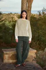 Pantalón de jean estilo baggy con pierna recta y ancha. Presenta bolsillos cargo laterales, cortes envivados y bordado del logo en la parte trasera.
