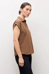 Remera de manga corta color marrón topo, con cuello polo y escote en V.