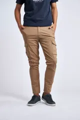 Pantalón cargo de corte slim, color verde militar, con bolsillos laterales tipo cargo y cierre frontal. Confeccionado en algodón.