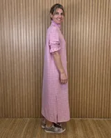 Vestido midi marrón con textura sutil, cuello alto fruncido, cierre frontal con botones y mangas cortas abullonadas con elástico.