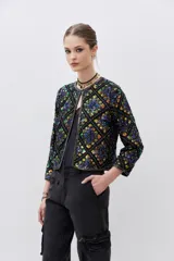 Saco corto negro con estampado geométrico de lentejuelas multicolor, cuello redondo y cierre frontal.