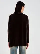 Sweater tejido de color marrón oscuro, con cuello a la base, mangas largas y silueta holgada de calce relajado.