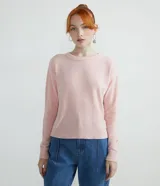 Blusa de punto chenille color rosado claro, con cuello redondo, mangas largas de sisa desplazada y terminaciones acanaladas en cuello, puños y bajo. Marca Blue Steel.