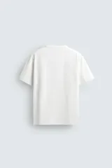 Camiseta de corte regular, cuello redondo y manga corta, confeccionada en tejido de peso medio.