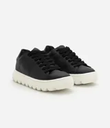 Championes Viko de diseño minimalista con acabado liso, capellada de poliuretano color negro, cordones al tono y suela bold volumosa de color blanco.