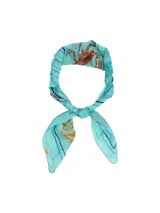 Pañuelo cuadrado de seda, color celeste/turquesa, con estampado temático marino en tonos naranjas y azules, anudado al cuello.