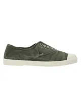 Alpargatas de lona color verde militar, con suela y puntera de goma blanca, sin cordones y ojales metálicos decorativos.