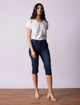 Pantalón capri de denim elastizado, color celeste.