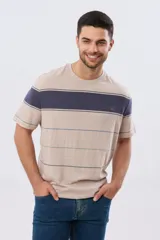 Remera de algodón con diseño de rayas horizontales en tonos azul marino, celeste y líneas finas en verde claro y amarillo pálido. Cuenta con cuello redondo y mangas cortas, con un pequeño bordado en el pecho.