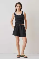 Musculosa blanca de corte clásico, con escote redondo y tirantes anchos.