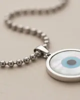 Collar de cadena de eslabones tipo bolita en acero, con dije circular que presenta un diseño de ojo turco en tonos blanco y azul.