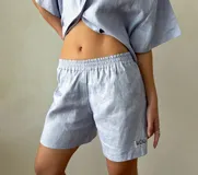 Short negro de lino con cintura elástica y corte holgado.