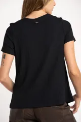 Remera negra de viscosa con elastano, corte ajustado y mangas cortas.