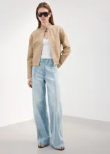 Jeans balloon de tiro medio en color celeste claro, confeccionados en algodón 100%. Presentan diseño largo con costuras frontales destacadas, trabillas, cuatro bolsillos y cierre frontal con gancho y cremallera.