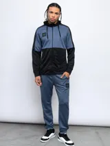 Canguro Umbro de hombre con cierre frontal completo, capucha y diseño bicolor en azul y negro. Presenta cortes en los hombros y mangas, y un logo de Umbro en el pecho.
