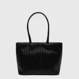 Cartera tipo tote de diseño trenzado, color negro, con doble asa de hombro y formato estructurado.