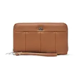 Billetera grande tipo fichero marca XL, color marrón, confeccionada en material símil cuero con textura granulada. Presenta cierre perimetral, logo metálico plateado en el frente y correa de mano extraíble.