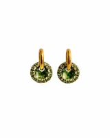Aros tipo argolla con dije circular de resina negra y borde de strass, con estructura metálica dorada.