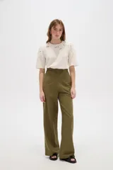 Pantalón de viscosa color verde militar, de corte ancho y tiro alto, con detalle de plisado en la cintura.