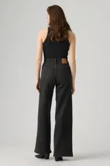 Jean de tiro alto con diseño wide leg, color negro con efecto deslavado, confeccionado en denim con bajo nivel de elasticidad.