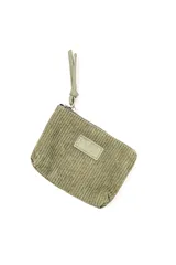 Billetera de pana color verde militar, de formato rectangular pequeño con cierre superior y tirador de cuero sintético. Cuenta con un parche frontal con el logo grabado.