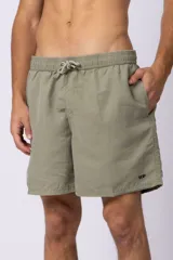 Short de baño de microfibra con acabado efecto piel de durazno, de secado rápido y estilo vintage. Cuenta con cintura elástica con cordón ajustable, bolsillos laterales y bolsillo trasero con cierre de velcro. Presenta un pequeño logo bordado en el ruedo.