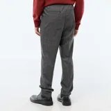 Pantalón estilo jogger de corte recto y estampado de cuadros, color negro y gris, con cintura elástica y bolsillos laterales.