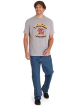 Remera de hombre gris melange con diseño gráfico retro de Caterpillar en el pecho que incluye texto y un personaje animado.