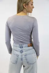 Body básico color marrón, de manga larga y escote redondo, con diseño ajustado al cuerpo.