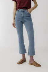 Jean de corte cropped y tiro alto, con diseño ligeramente acampanado en el ruedo y terminación desflecada.