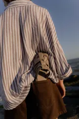 Sandalias bajas color beige con tiras de cuero entretejidas.