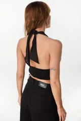 Top color blanco de lino italiano, con diseño de escote halter pronunciado, espalda descubierta y nudo frontal.