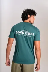 Remera de manga corta color verde petróleo, con cuello redondo y estampa pequeña en el pecho con el texto 'GOOD TIMES'.