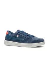 Championes deportivos Fila Tennis 88 Sport, color azul marino de gamuza con suela de goma blanca, detalles en rojo en el talón y el logo característico de la marca en el lateral.