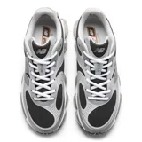 Championes New Balance modelo 2000, de diseño técnico y deportivo en tonos plateado, gris y negro. Presentan una estructura de malla transpirable con superposiciones sintéticas, el logo N característico en el lateral y una suela con tecnología de amortiguación visible.