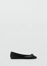Zapato plano estilo ballerina color negro, confeccionado en cuero vacuno, con puntera redondeada y delicado lazo decorativo en el empeine.