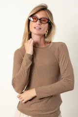 Remera de tul negra con apliques de brillos plateados y mangas largas.