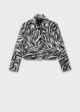 Chaqueta de corte recto con estampado de cebra, cuello de solapa, cierre frontal con botones, manga larga y dos bolsillos de solapa en la parte frontal. Incluye forro interior.