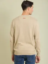 Sweater azul de tejido de punto con cuello redondo y logo bordado en el pecho.