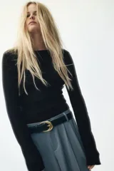 Buzo de punto suave en mezcla de viscosa, con cuello redondo, manga larga y corte ajustado al cuerpo.