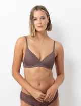 Soutien color rosa confeccionado en microfibra ultrasuave, con copas soft moldeadas, breteles convertibles y laterales dobles con varillas internas para mayor soporte.