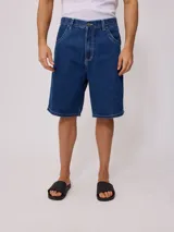 Bermuda de jean azul oscuro con logo Rusty bordado en blanco en la pierna izquierda.