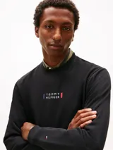 Buzo de cuello redondo Tommy Hilfiger, color negro, confeccionado en algodón regenerativo. Presenta cuello, puños y bajo acanalados, con el logo gráfico distintivo de la marca estampado en el centro del pecho y la bandera bordada en la manga.