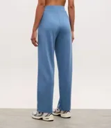 Pantalón deportivo de corte recto confeccionado en mezcla de modal, poliéster y elastano. Presenta cintura elástica en rib y detalle de friso lateral en contraste.