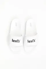 Sandalias tipo chinela blancas con tira ancha que cruza sobre el empeine, con el logo de Levi's estampado en negro en la parte superior de la tira.